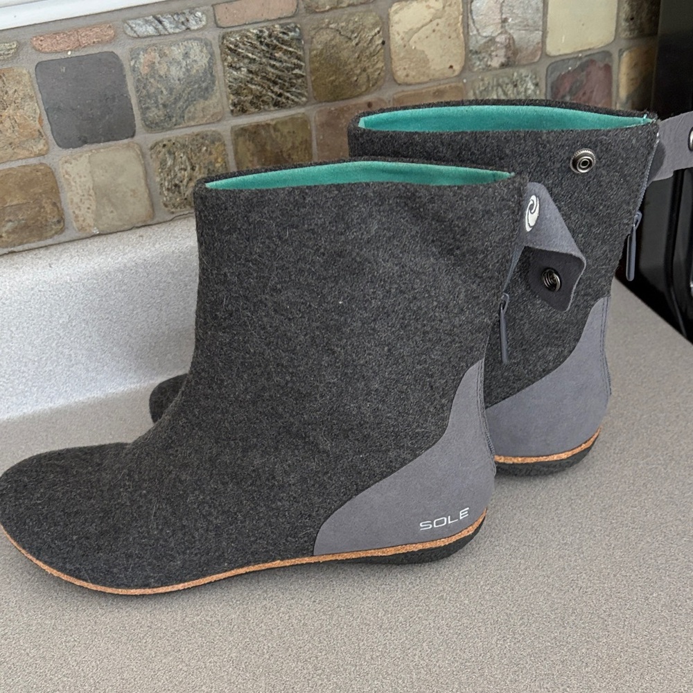 Solo Charcoal Gray Winter Boots